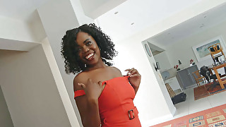 Gorgeous African Gossip columnist Attempts Modelling M